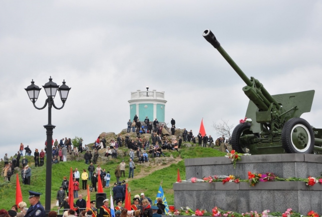 В Керчи прошел военный парад