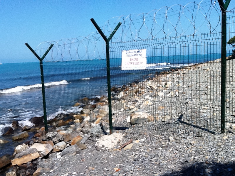 Жителей Крыма призывают сообщать о заборах и шалманах у моря Жителей Крыма призывают сообщать о заборах и шалманах у моря