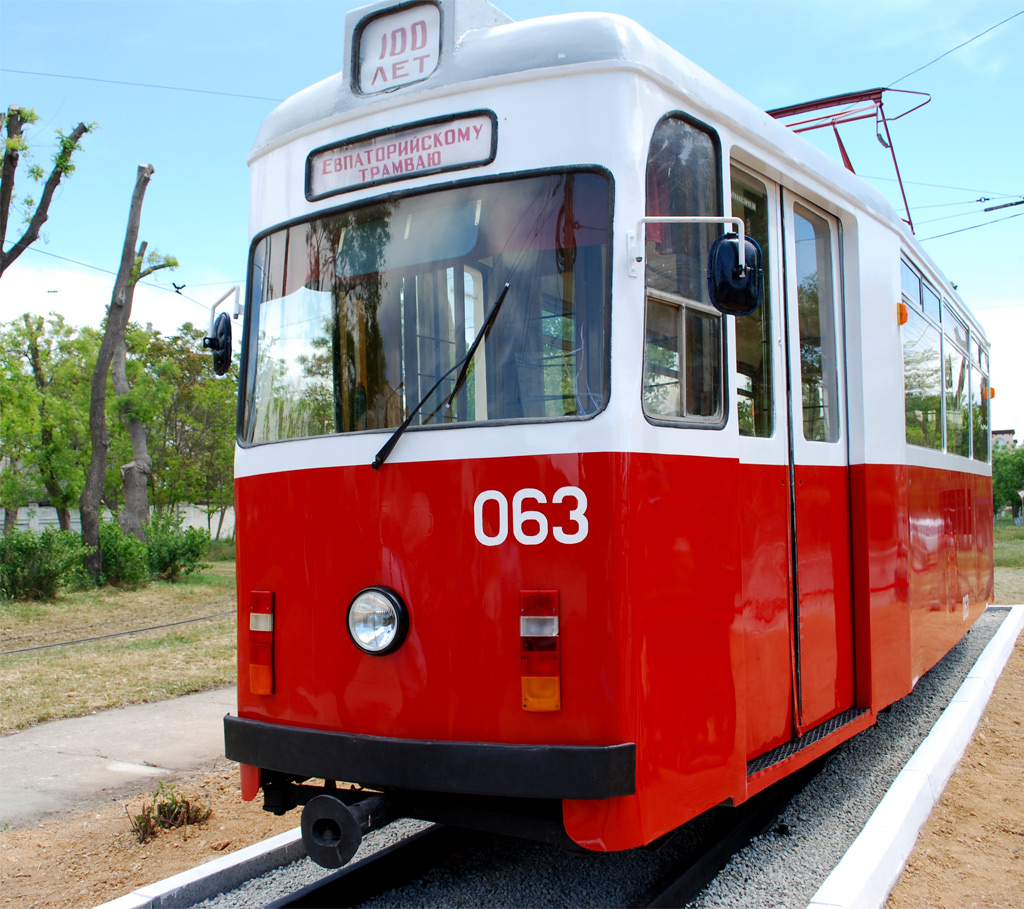 В Евпатории открыли памятник трамваю В Евпатории открыли памятник трамваю