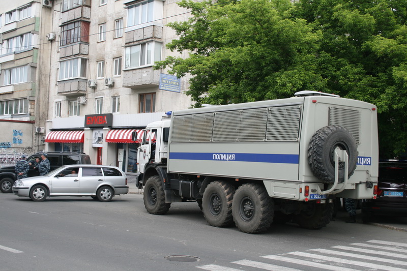 Центр Симферополя заполонили автомобили с силовиками Центр Симферополя заполонили автомобили с силовиками