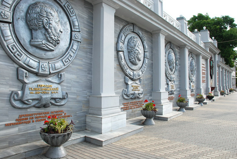 На Театральной площади в Евпатории высадили цветы