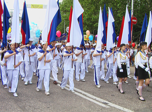 В Севастополе прошло шествие детских организаций