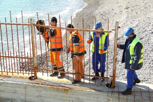 В Крыму начали сносить незаконные преграды к морю В Крыму начали сносить незаконные преграды к морю