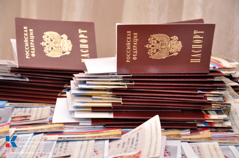 Российские паспорта получили около 80% симферопольских выпускников