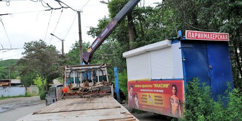 В Севастополе демонтировали незаконно размещенные торговые объекты 