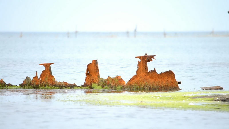 Вандалы отпилили часть затонувшего корабля-памятника в море у берегов Феодосии