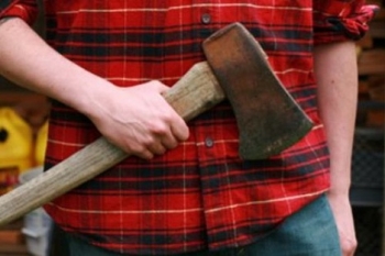 Житель Севастополя пойдет под суд за то, что грозил полицейскому топором