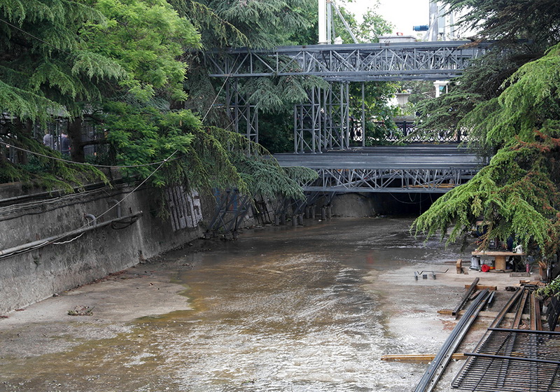 В Ялте снесут аттракцион, установленный в русле реки В Ялте снесут аттракцион, установленный в русле реки