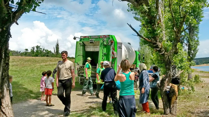 На Симферопольском водохранилище собрали в ходе субботника 110 мешков мусора