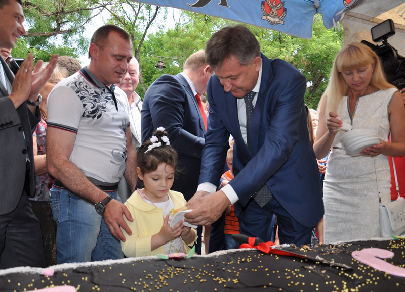 Симферопольцы съели 23-метровый торт