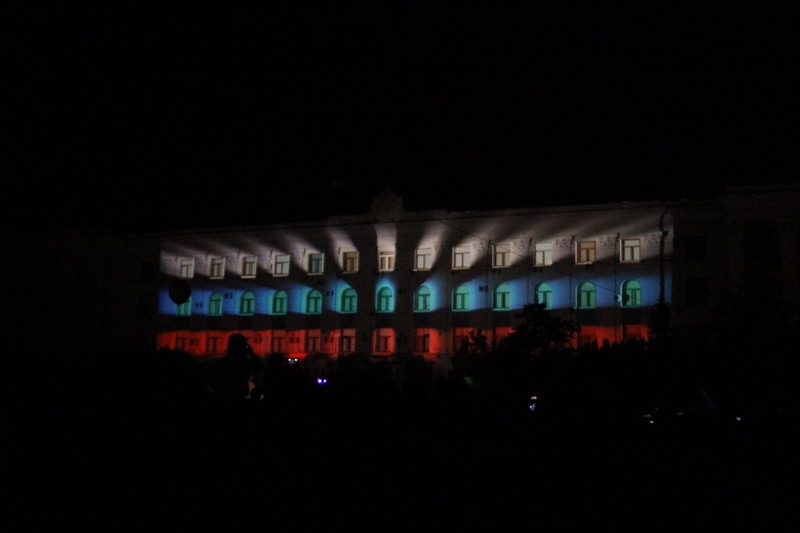 В Симферополе устроили световое шоу и фейерверк