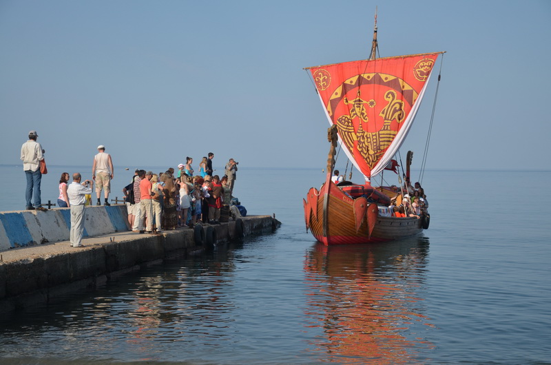 В Феодосии встречали парусно-весельную деревянную ладью «Славяна» В Феодосии встречали парусно-весельную деревянную ладью «Славяна»