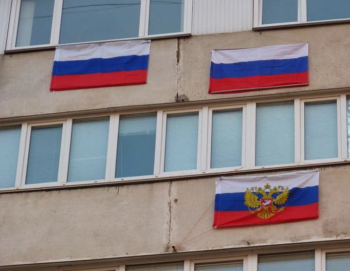 На балконах в Евпатории развесят флаги России