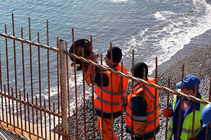 Незаконные заборы на пляжах Крыма будут сносить два года Незаконные заборы на пляжах Крыма будут сносить два года