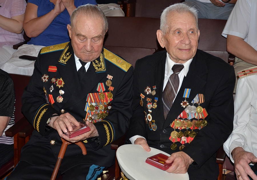 В преддверии Дня России ялтинцев наградили медалями В преддверии Дня России ялтинцев наградили медалями