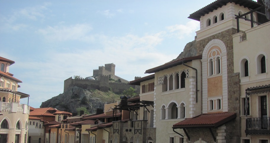 У подножья Генуэзской крепости появится средиземноморский замок У подножья Генуэзской крепости появится средиземноморский замок