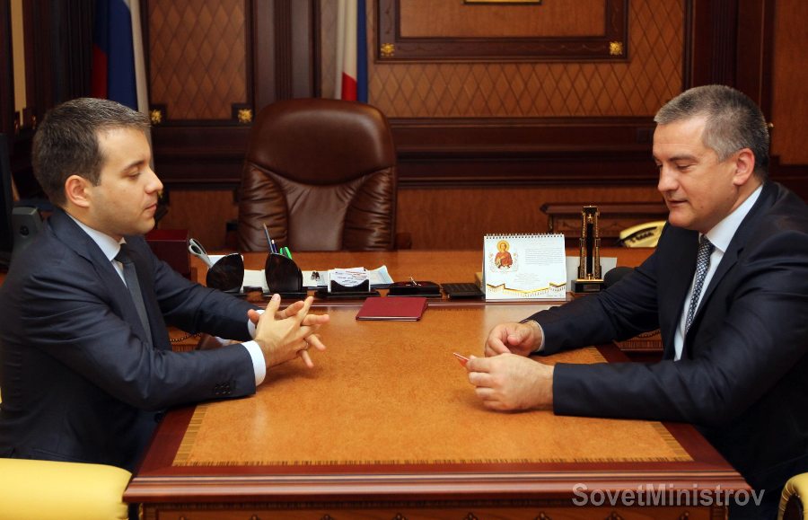 Министр связи РФ вручил крымскому премьеру российскую сим-карту