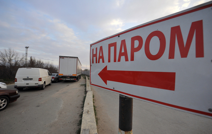 Скопление транспорта на Керченской переправе из-за шторма ликвидировано