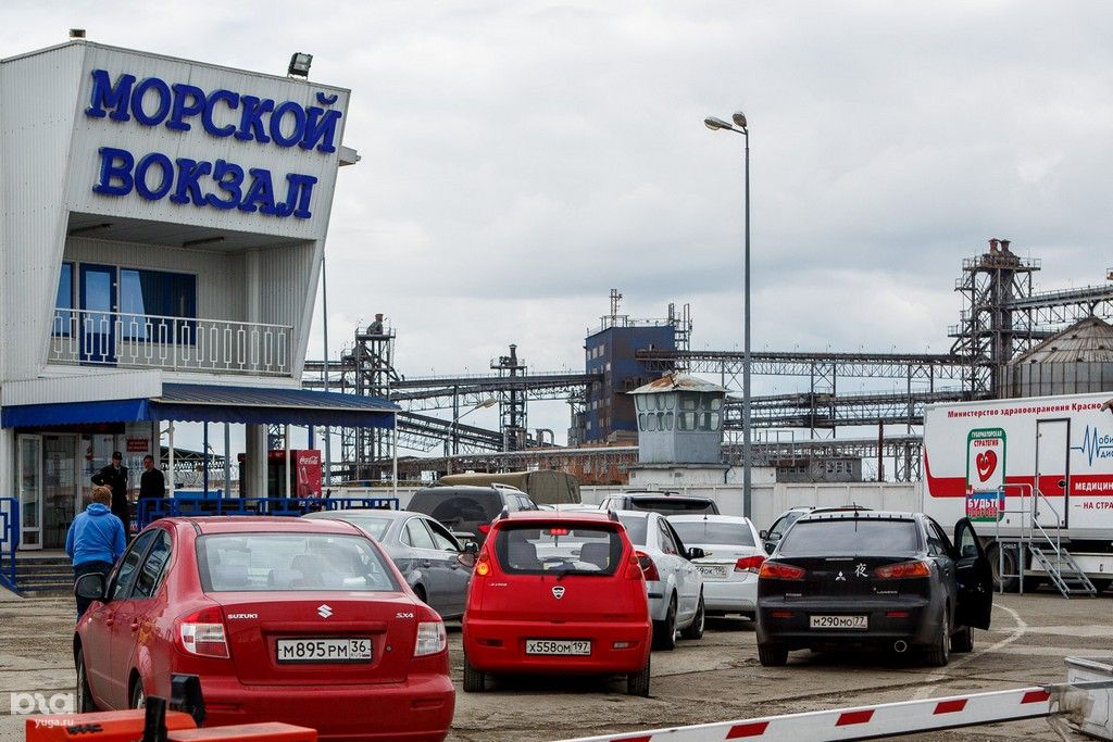 Из-за шторма на Керченской переправе застрял транспорт Из-за шторма на Керченской переправе застрял транспорт