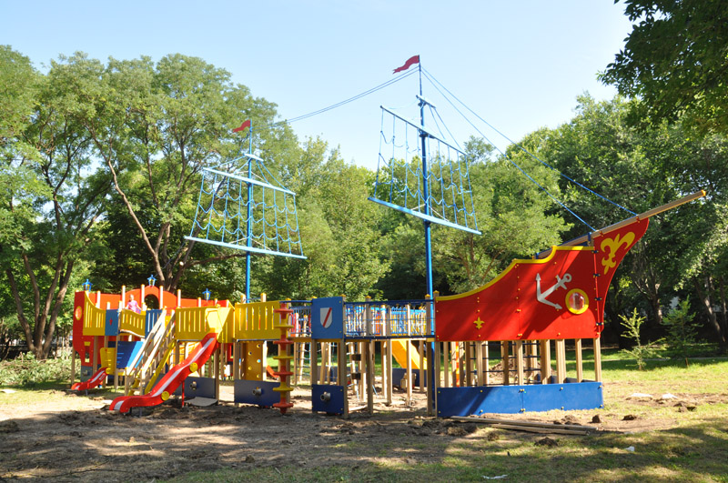 В парке Симферополя установили новую игровую площадку