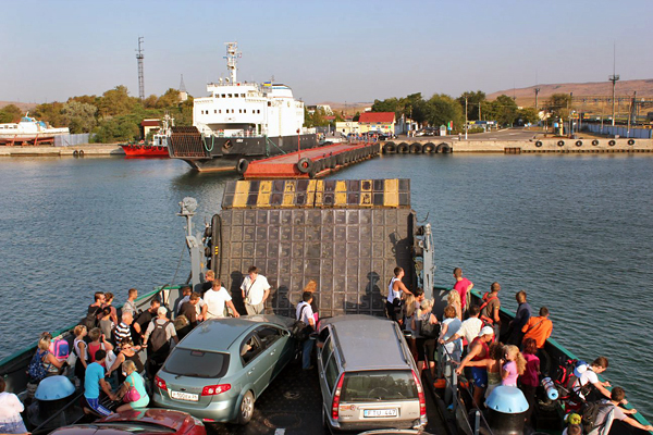 В порту «Кавказ» ожидают парома 730 автомобилей