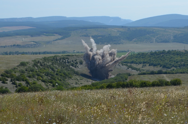 В Севастополе обезвредили мину и авиабомбы