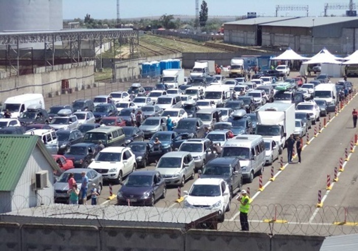 Растет очередь автомобилей в порту «Кавказ» на Керченской переправе