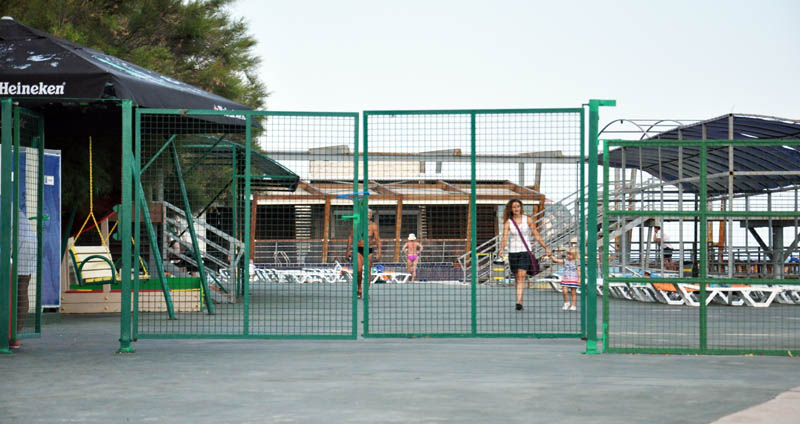 В Кореизе на пляже появился недавно снесенный забор В Кореизе на пляже появился недавно снесенный забор