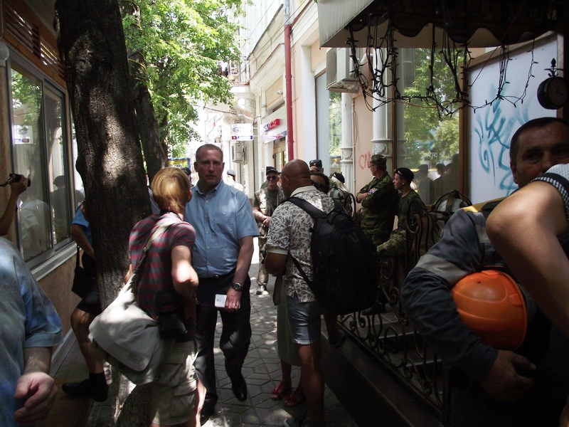 Представители симферопольского кафе «Пушкин» не дали городской прокуратуре выполнить решение о его демонтаже Представители симферопольского кафе «Пушкин» не дали городской прокуратуре выполнить решение о его демонтаже