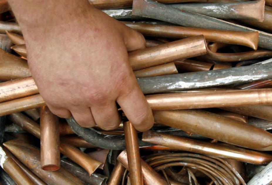 В Керчи двое задержаны на горячем при краже металла В Керчи двое задержаны на горячем при краже металла