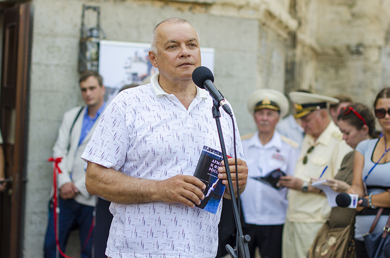 В Севастополе Дмитрий Киселев открыл выставку фотографий «Армия и флот России» В Севастополе Дмитрий Киселев открыл выставку фотографий «Армия и флот России»