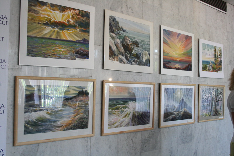 В Госсовете Крыма открылась выставка живописи московской художницы В Госсовете Крыма открылась выставка живописи московской художницы