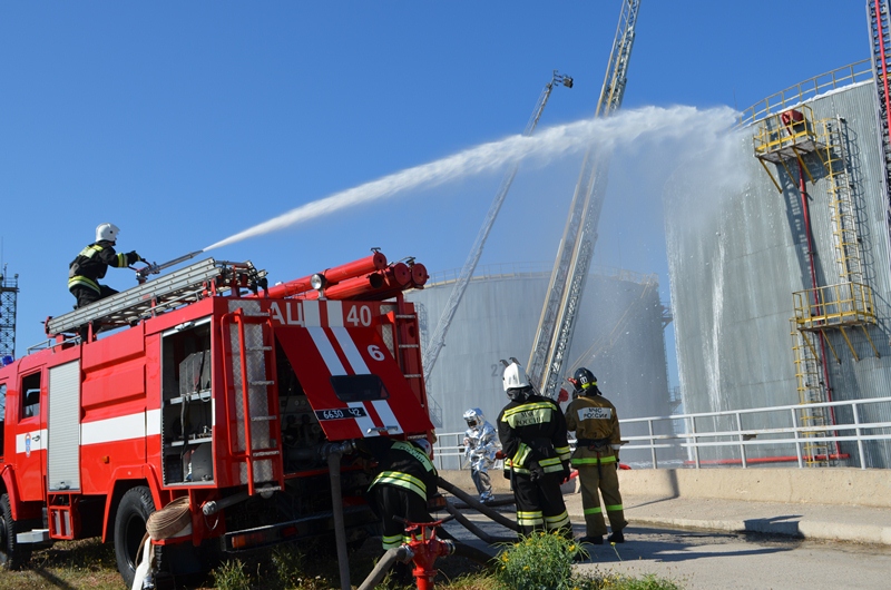 На севастопольской нефтебазе провели учения МЧС На севастопольской нефтебазе провели учения МЧС