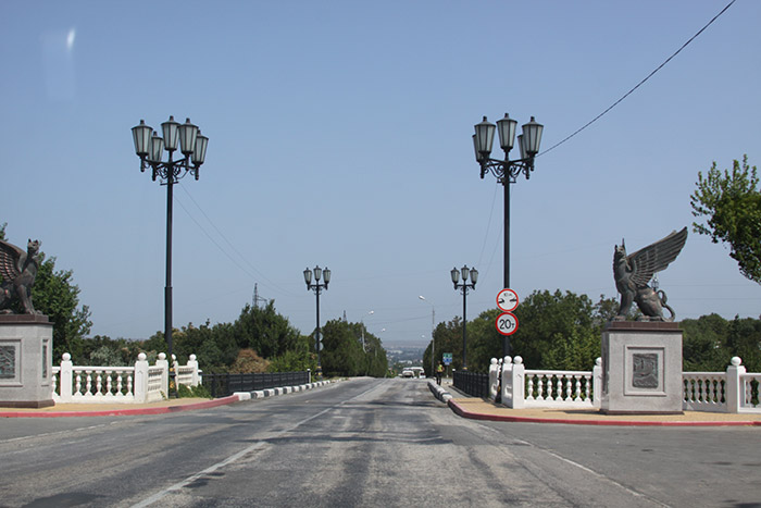 В Керчи из-за наплыва автомобилей разрушается единственный путепровод