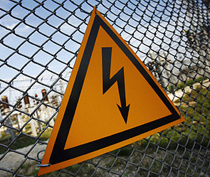 В Ялте двух техников ударило током