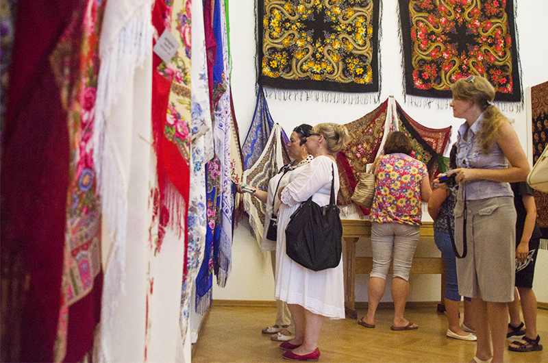 В Севастополе открылась выставка «Русская шаль»