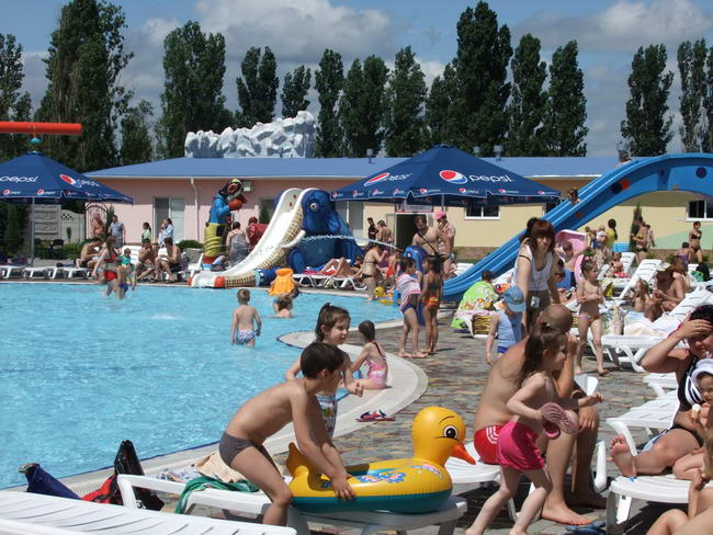 Симферопольские дети-сироты бесплатно посетили аквапарк