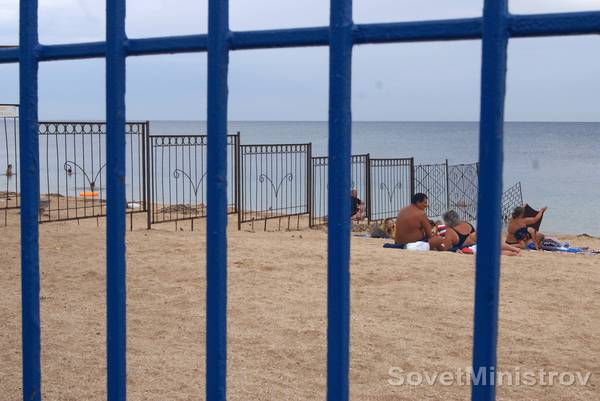 В Феодосии снесли заборы на пляжах