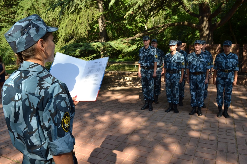 В Симферополе 26 сотрудников уголовно-исполнительной системы приняли присягу