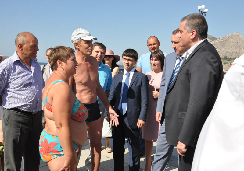 Аксенов осмотрел в Судаке больницу и реконструкцию набережной