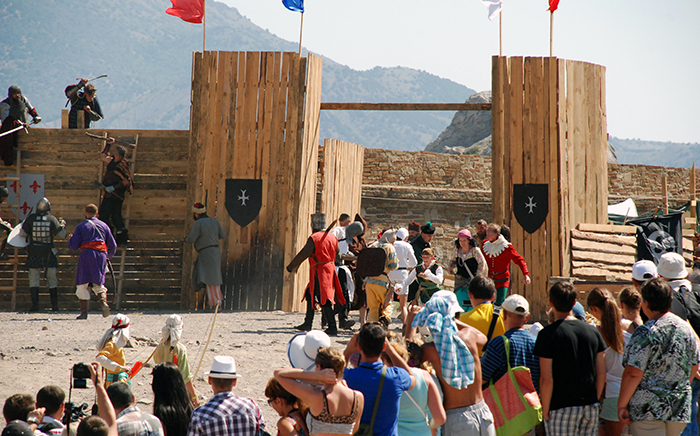 В Судаке стартовал фестиваль «Генуэзский шлем»