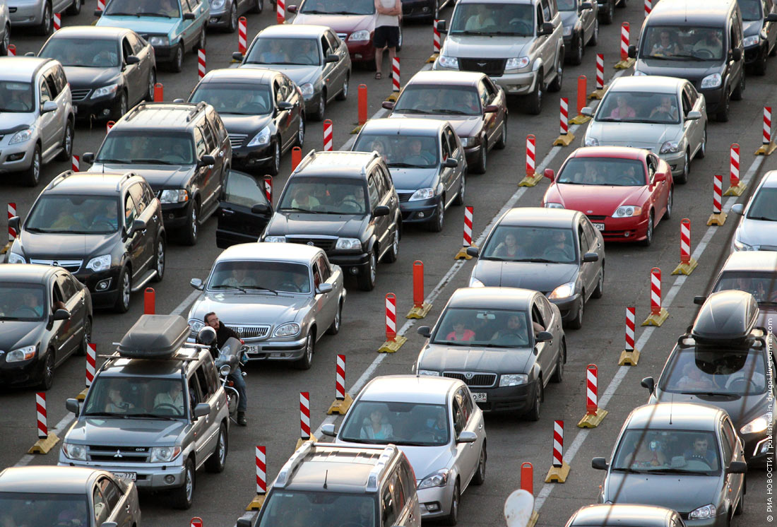 В порту «Кавказ» очереди на паром в Крым ожидают 2,5 тыс. автомобилей 