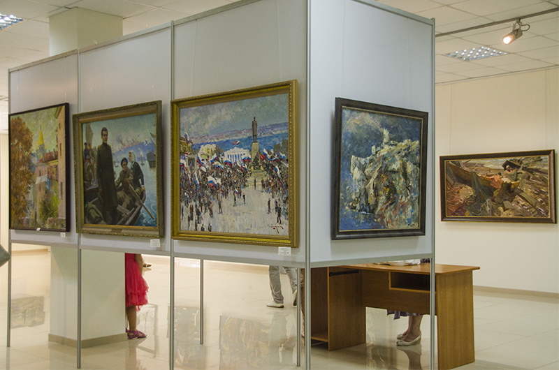 В Севастополе открылась выставка российских живописцев XX века и современных художников В Севастополе открылась выставка российских живописцев XX века и современных художников