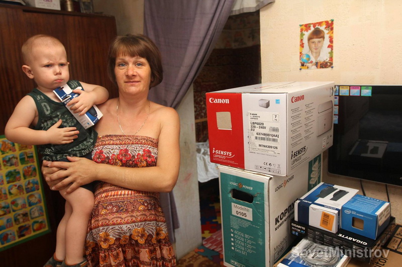 Многодетная семья получила компьютер от Совета министров РК Многодетная семья получила компьютер от Совета министров РК