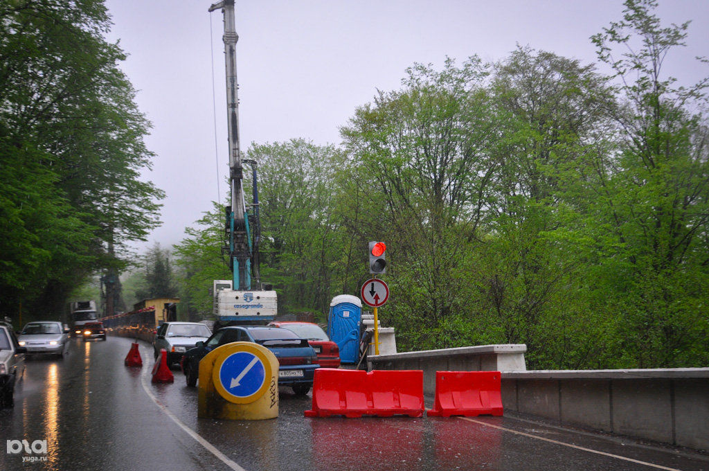 На аварийном мосту при въезде в Керчь вводят реверсивное движение