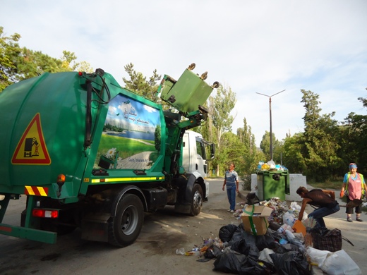В Бахчисарае приступила к работе новая мусороуборочная техника В Бахчисарае приступила к работе новая мусороуборочная техника