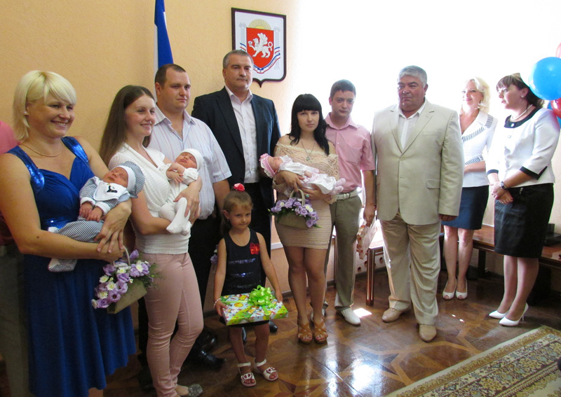 В Симферополе вручили первые свидетельства о рождении российского образца