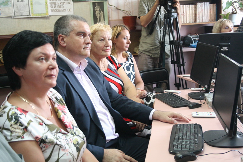 В Симферополе дети с нарушением слуха получили интерактивные кабинеты химии и истории