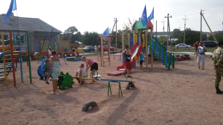 Российский боксер открыл детскую площадку в Симферопольском районе