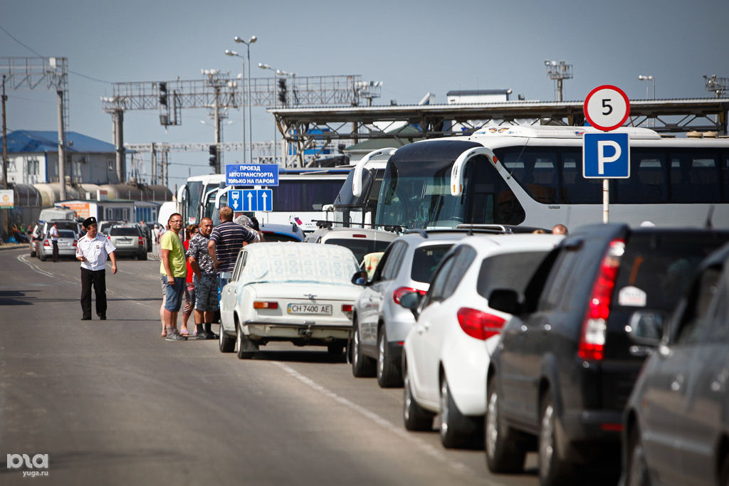 На Керченской переправе очереди на паром ожидают более 3 тыс. автомобилей На Керченской переправе очереди на паром ожидают более 3 тыс. автомобилей